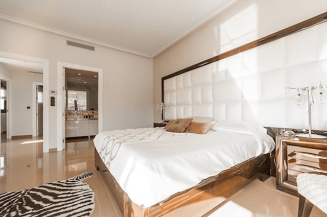 Hotel room near market in Inhyeon-dong